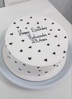 Bolo branco e preto White Cake With Black Writing, Black And White Cake Ideas, Black And White Birthday Cake, Simple Anniversary Cakes, Cake Black And White, Bolo Black, White Birthday Cakes, Tiny Cakes