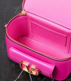 High-end Pink Leather Shoulder Bag, High-end Pink Top Handle Box Bag, High-end Pink Box Bag With Top Handle, Luxury Crossbody Box Bag With Zipper, High-end Pink Leather Box Bag, Designer Pink Box Bag With Gold-tone Hardware, Pink Leather Top Handle Box Bag, Pink Leather Box Bag With Top Handle, Pink Box Bag With Gold-tone Hardware For Travel