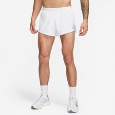 LEVES, VENTILADOS, FEITOS PARA CORRER.Os shorts Nike AeroSwift preparam você para a corrida. Leves e ventilados, eles contam com um bolso prático para itens pequenos. Este produto é feito com, no mínimo, 75% de fibras de poliéster reciclado.BenefíciosA tecnologia Nike Aeroswift integra recursos e materiais inovadores com ajuste preciso para oferecer mobilidade excepcional, conforto e leveza, ajudando a manter o máximo de velocidade do início ao fim.A tecnologia antissuor ajuda a manter seu corpo Men Short Shorts, Nike Aeroswift Shorts, Nike Shorts Outfit, Nike Aeroswift, Nike Basketball Shorts, Nike Athletic Shorts, Gold Shorts, Tie Men, Ear Buds