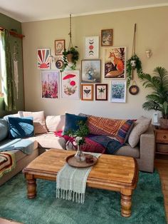 Thrifted Apartment Living Room, Retro Boho Home Decor, Deco Studio, Aesthetic Living Room, Style Deco, Paint Colors For Living Room, Easy Home Decor, Boho Living Room