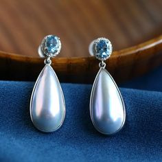 •Condition: Brand New•Center stone: Natural 5A+ Mabe Pearl from Japan, Teardrop Shape•Side stones: Natural White Diamond round-cut (VS1 clarity and F color)Natural Aquamarine, Oval Cut•Pendant Dimension: 30x11x7mm •Metal Purity: Optional•Sell as pair Each piece is made-to-order with care and special attention to detail. all items are made with conflict-free diamonds and gems.The item will be gift wrapped and shipped.----------------------------------------------------------Available in :14k Rose Luxury Teardrop Pearl Gemstone Earrings, Classic Pear-shaped Pearl Pendant Earrings, Blue Teardrop Pearl Earrings With Gemstone, Pear-shaped Baroque Pearl Earrings In Yellow Gold, Elegant Shell-shaped Pearl Earrings In Mother Of Pearl, Luxury Jewelry Box, Buying An Engagement Ring, Mabe Pearl, Pearl Collection