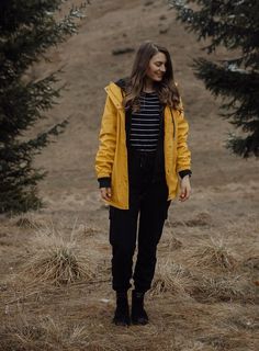 Black inner clothing layered with cheerful yellow rain jacket Rain Jacket Outfit, Rainy Day Outfit Ideas, Neutral Trousers, Rainy Day Outfits, Rain Outfit, Day Outfit Ideas