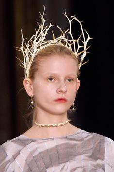 Thorn Aesthetic, Queen Of Thorns, Hedge Maze, Flower Headdress, Tiaras Jewellery, Diy Crown, Christian Lacroix, Hair Weft, Fall 2016