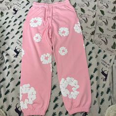 Condition As New With Tags Size: L Waist: 29.5-30 Seat: 35.5-36 Thigh: 22-22.5 Condition: As New With Tags Ingredient: 100% Cotton" Pink Straight Leg Sweatpants For Spring, Trendy Tapered Leg Sweatpants For Spring, High Waist Sweatpants For Spring, Denim Tears, Cotton Wreath, Pink Pants, Denim Women, Pink Color, Pant Jumpsuit