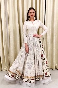 Bollywood Outfits, Embroidered Belt, Traditional Indian Outfits, Indian Gowns Dresses, Indian Gowns, Designer Party Wear Dresses, Embroidery Floral