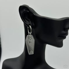 These COFFIN WEB HOOP EARRINGS are perfect for adding a spooky flair to any outfit. Made from durable stainless steel, these earrings won't fade or tarnish. Designed to be safe in water, the charm size is 32x14x2mm and they are unisex. Add a hint of the eerie to any look! Jeans Chain, Labret Jewelry, Gothic Jewellery, Earrings Gothic, Cartilage Jewelry, Industrial Jewelry, Bar Jewelry, Belly Jewelry, Chain Anklet