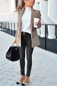 20+ Stunning Business Casual Outfits Perfect For Work In The Office | These work outfits for women and young professionals are perfect to wear to interviews, for internships and for everyday wear in the office. We’ve included the best summer business casual outfits, and also the best winter work outfits for women. #businesscasualoutfits #workoutfits #professional #outfitsforwork #interviewoutfits #internshipoutfits #officeoutfits Winter Business Outfits, Best Business Casual Outfits, Fall Fashion Coats, Casual Chic Outfits, Winter Chic, Summer Work Outfits, Plus Size Vintage, Stylish Work Outfits