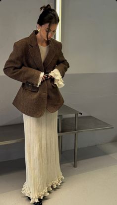 Long Skirt Autumn Outfit Aesthetic, Long Skirt Ootd, Fall Beige Long Skirt, Vintage Long Skirt For Winter, Academia Long Skirt, Dark Academia Maxi Skirt Outfit, Modest Clothing, New Classic, Outfit Inspo Fall