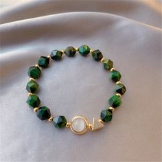 Vintage Green Gemstone Bracelet For Women Jewelry Brand Name: Genuine-GemstoneBracelets Type: Strand BraceletsGender: WomenMetals Type: 14k yellow gold platedStyle: Cute/RomanticMaterial: Green GemStoneChain Type: Beaded BraceletItem Type: BraceletsCompatibility: All CompatibleShape\pattern: GeometricTheme: BeautyColor: Silver