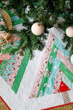 Get this Easy Log Cabin Tree Skirt Pattern! This beautiful quilted tree skirt by Deonn Stott, is sure to brighten your holiday season! Christmas Tree Skirt Pattern Free Sewing, Tree Skirt Quilt Pattern, Cabin Tree, Quilted Tree Skirt, Quilted Christmas Tree Skirt, Quilted Christmas Tree, Christmas Tree Skirts Patterns, Tree Skirt Pattern, Skirt Pattern Free