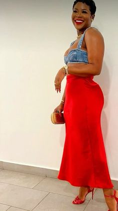 Skirt Heels Outfit, Red Satin Skirt, Satin Skirt Outfit, Skirt Heels, Denim Crop Top, Red Skirt, Looks Street Style, Dope Fashion, Summer Outfit Inspiration