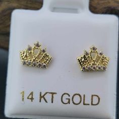 Glamours crown earrings in 14k gold. These crown earrings are perfect for any age! 14k gold, with synthetic zirconias, measures 6mm tall by 7mm wide.  Aretes de linda coronas en oro 14k! Este hermoso par de coronas tienen piedras circonia's sintéticas, miden 6mm de alto por 7mm de ancho. Dragonfly Ring, Gold Heart Earring, Crown Earrings, Wedding Jewelry Earrings, Pretty Rings, Heart Of Gold, Wedding Earrings, Heart Earrings, Gold Chains