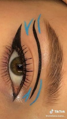 Wave Eyeliner, Hooded Eye Graphic Liner, Edgy Eyeliner Aesthetic, Colorful Eyeliner Ideas, Cool Eyeliner Looks, Creative Eyeliner Looks, Eyeliner Grafico, Graphic Eyeliner Ideas, Eyeliner Inspo