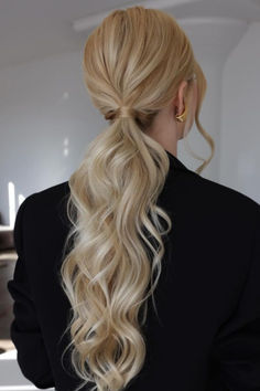 Find the perfect bridesmaid hairstyles for thin hair that add volume, elegance, and style to your wedding look. From soft updos to textured waves and chic half-up styles, these hair ideas are designed to make thin hair look fuller and beautiful. Explore these stunning bridesmaid hairstyles and get inspired for the big day! Low Pony With Bangs, Low Pony Hairstyles, Cowgirls Hairstyles, Pony Hairstyles, Blonde Ponytail, Long Hair Ponytail, Bubble Ponytail, Wavy Ponytail, Fast Hairstyles