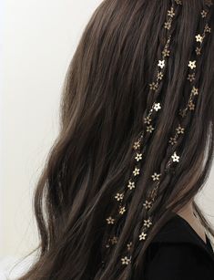 To find out about the 2pcs Flower & Chain Decor Hair Clip Boho at SHEIN, part of our latest Hair Clips ready to shop online today! Free Shipping On £35+✓ Free Return - 45 Days✓ 1000+ New Dropped Daily✓ Get £3 Off First Order!✓ #promhairstyles Hair With Decoration, Hair Accessories Ideas For Women, Cool Hairstyles With Accessories, Aesthetic Gold Accessories, Prom Hairstyles Accessories, Pretty Unique Hairstyles, Prom Hair Accessories Gold, Cute Aesthetic Hair Accessories, Hairstyles With Chains