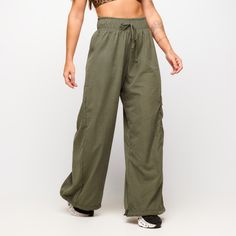 A Calça Expedition
 traz um toque fashion e urbano seja no look casual ou para a academia, e ainda traz a versatilidade 
de dois tipos de uso diferente. A barra da calça possui ajuste por cadarço, te dando liberdade de escolher a modelagem. Conta com cintura clochard em elástico e detalhe de amarração. O tecido possui um toque muito macio, tipo pele de pêssego, para máximo conforto. Look Casual, Leggings