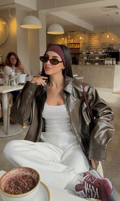 Fall Outfit With Headband, Headband Fall Outfit, Fall Fashion 2024 Aesthetic, Fashion Autumn/winter 2024/2025, New York Style Aesthetic, Street Style Aesthetic Fall, Jordan Lipscombe Outfits, Mexico City Outfit Ideas Fall, Fall La Outfits