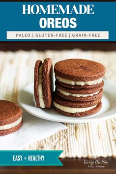 an image of homemade oreos on a plate with the title overlaying it