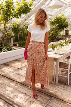 Paris Spring Outfit, Italian Summer Style, Breakfast Outfit, Party Dress Codes, Parisian Women, Garden Party Dress, Girly Dresses, Floral Maxi Skirt, Simple White