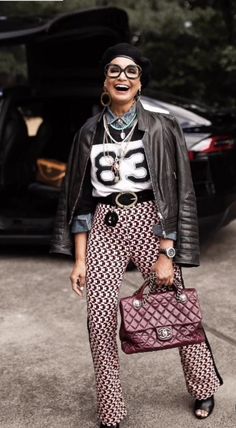 Boho Fall Fashion 2023, Modern Eclectic Outfit, Mixed Prints Outfit Street Style, Eccentric Work Outfit, Fall 2023 Street Style Trends, Maximalist Fashion Style Inspiration, Eclectic Work Outfits, Mix Prints Outfit, Portuguese Style Fashion