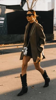 Cowboy Boots Outfit Aesthetic, Chic Cowboy Boots Outfit, Cowboy Boots Outfit Women, Boots Outfit Aesthetic, Black Western Boots Outfit, Black Cowgirl Boots Outfit, Cowboy Boots Outfit Fall, Cowboy Boots Outfit Winter, Models Street Style