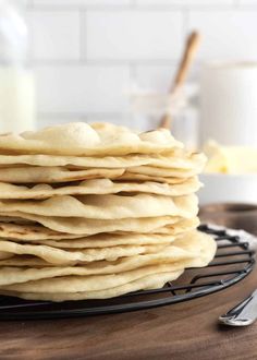 a stack of pita bread sitting on top of a black plate