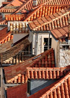 there are many roofs that have red tiles on them