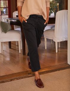 A relaxed fit, mid-rise waistband, distressed hem, and plenty of four-way stretch make this comfy, Italy-meets-California chino the perfect, casually polished pant for everyday wear. Black Chino Pants Women Outfit, Outfits For Black Jeans, Chino Pants Women Outfit, Style With Black Pants, Pants Women Outfit, Black Jeans Pants, Black Chino Pants, Chino Pants Women, Womens Chinos