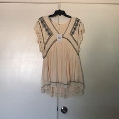 Nwt Free People Ivory Dress W/ Pockets Size Large Flowy V Neck Dress Msrp $108 Beige A-line Bohemian Dress, Beige V-neck Rayon Dress, Bohemian Beige A-line Dress, Flowy Cream Tunic Dress, Spring Beige Boho Tunic Dress, Beige Tunic Dress For Brunch, Cream V-neck Boho Dress For Spring, Summer Neutral Short Sleeve Dresses, Feminine Neutral Short Sleeve Dresses