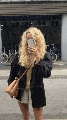 Natural Curly Hair Cuts, Bella Hair, Blonde Curls, Curly Hair Inspiration, Curly Hair Cuts, Aesthetic Hair, Messy Hairstyles, Curly Hair Styles Naturally, Aesthetic Fashion