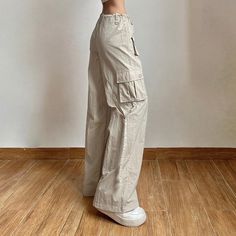 In the fusion of cotton and spandex lies these low waist, drawstring cargo pants in a neutral beige. Wide-legged and equipped with extra pockets, they harmonize style and practicality. Style them with a cropped top for an effortless, relaxed vibe. Cotton, spandex Low waist Drawstring waist Wide leg Extra pockets Preppy Aesthetic Outfits, 00s Mode, Cargo Pants For Women, Khaki Cargo Pants, Casual Cargo Pants, Sweatpants Style, Cute Pants, Cooler Look, Swaggy Outfits