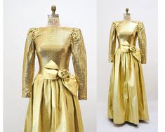 Wunderschöner 70er 80er Jahre Gold Metallic Kleiderkleid von Berühmtem Designer Mignon New York, Merkmale: Super coole 80er Jahre Partykleid Features: * Gold Metallic Mieder ist vollständig verschönert gold Pailletten * Fabelhafte lange Paillettenärmel * Passgenaue Taille mit passender großer goldfarbener Paillettenrosette * Vollgold lame Rock mit viel Volumen * Reißverschluss hinten komplett gefüttert * Super schick und toll für jede Party! Marke Mignon Passt wie ein Small/Medium Hergestellt in Gold Pageant Dress, Gold Sequin Prom Dress, Metallic Ball, 80s Party Dress, Metallic Gold Dress, Ball Gown Dress, Sequin Sleeve, Sequin Prom Dress, Gold Lame