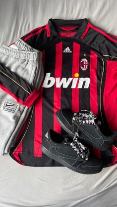 Best Kits Football, Stussy Football Jersey, Outfit With Soccer Jersey, Milan Jersey Outfit, Ac Milan Outfit, Blokecore Outfits Men, Ac Milan Shirt, Best Football Kits, Soccer Fashion