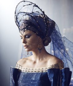 Beauty of person and charm in manners — Charlize Theron photographed by Charlie Gray on... Queen Ravenna, Snowwhite And The Huntsman, Witch King, Colleen Atwood, Fascinator Wedding, Dark Queen, Famous Personalities, Dresses Classy