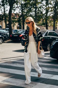 Mexico City Street Style Summer, Hot Weather Street Style, Mexico Street Style, Crossing The Street, 2020 Street Style, Wide Leg Pants Outfits, Stil Boho, Outfit Trends