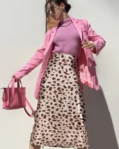 The leopard print silk midi skirt is not only versatile but also a stylish choice recently. Made with 100% 19 Momme mulberry silk, it enhances the innate charm of leopard print, adding a touch of femininity and grace. SIZE: CM / INCH SIZE Waist Hips Length XXS 58 / 22.83" 87 / 34.25" 77 / 30.31" XS 62 / 24.41" 92 / 36.22" 78 / 30.71" S 66 / 25.98" 97 / 38.19" 79 / 31.10" M 70 / 27.56" 102 / 40.16" 80 / 31.50" L 76 / 29.92" 108 / 42.52" 81 / 31.89" XL 82 / 32.28" 115 / 45.28" 82 / 32.28" XXL 88 / Types Of Blazers, Silk Slip Skirt, How To Wash Silk, Midi Skirt Casual, Silk Midi Skirt, Silk Maxi Skirt, Skirt Casual, Silk Outfit, The Leopard