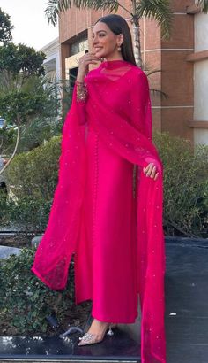 Pakistani Silk Dresses Style, Different Types Of Suits Design, Plain Indian Suits, Indian Designer Suits Party Wear Beautiful, Classy Indian Outfits, Pakistani Suits Party Wear, Excel Data Entry, Simple Indian Suits, Power And Control