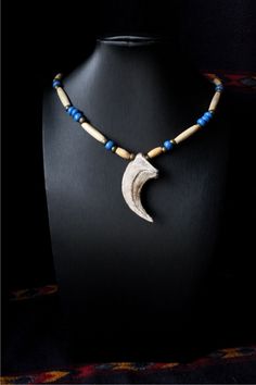 Necklace with resin replica of a fossil claw. Handmade with buffalo bone, antique style brass beads and Native American style crow beads. The claw measures 2.5x5.5 cm. Claw Necklace, Bone Necklace, Native American Style, Brass Beads, The Claw, Native American Fashion, Lithuania, Antique Style, American Style