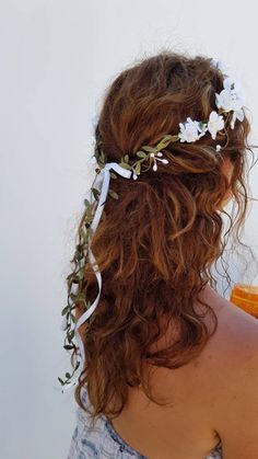 White hydrangea hair crown is a perfect wedding hair accessory. It has beautiful green leaves garland back.     The hair crown is flexible and tights well with white ribbon.       Very beautiful and realistic composition of flowers, pip berries and green leaves garland. Simple and very elegant.       On the last picture you can see the white hydrangea wedding set, which includes crown, bracelet, shoes clips and boutonniere for groom. Bridal boho haircrown Floral wreath with white hydrangea flowers Wedding floral Hair piece Woodland wedding hair accessories Boho bridal Woodland Wedding Hair, White Hydrangea Wedding, Simple Flower Crown, Floral Hair Piece, Floral Headpiece Wedding, Wedding Hairstyles And Makeup, Leaves Garland, Hydrangea Wedding, Flower Braids