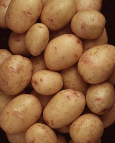 a pile of potatoes sitting next to each other