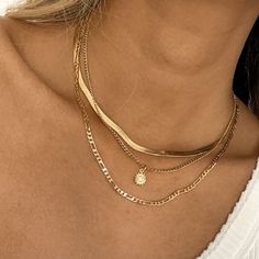 Good Layered Necklaces, Jellewery Aesthetic, Good Layered Necklace, Gold Dainty Jewelry Aesthetic, Good Necklace Stack, Everyday Gold Necklace Stack, How To Style Gold Jewelry, Gold Jewelry Inspo Aesthetic, Summer Jewelry Gold