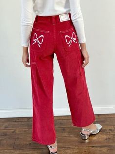 Cute Spring Summer Outfits, Unique Fits Aesthetic, Red Details Outfit, Colorful Outfits Women, Cold Fashion Outfits, Pink And Red Outfit Aesthetic, Fun Pants Outfit, Red Pink Outfit, Red And Pink Outfit