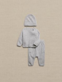 Tenue douillette de la tête aux pieds.  Cet ensemble en doux cachemire ravira tout au long de la saison.  Durabilité écologique : Fait de cachemire neuf et recyclé et boutons recyclés.  L’ensemble comprend un bonnet en cachemire pour Bébé, un chandail côtelé en cachemire pour Bébé, un pantalon en cachemire pour Bébé et une boîte-cadeau (expédiée à plat).  * La boîte-cadeau n’est pas un jouet.  Elle est conçue uniquement pour les adultes.  Trouver la collection Bébé en magasinPour trouver l’artic Recycled Buttons, Cashmere Pants, Head Shoulders, Baby Gift Box, Cashmere Beanie, Baby Sweaters, Mini Fashion, Ribbed Sweater