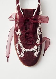 Sneakers Fall 2024, Thrifted Shoes, Fall Fashion Shoes, Shoes For Fall, Burgundy Sneakers, Fall Sneakers, Camila Morrone, Burgundy Shoes