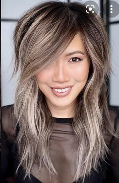 Brown And Blonde Shag Hair, Two Tone Shag Hair, Brown Shag Haircut With Highlights, Two Toned Shag Hair, Choppy Layered Haircuts For Medium Hair With Curtain Bangs, Edgy Layered Hair, Modern Hair Color Ideas, Edgy Haircuts For Long Hair, Long Shag Haircut Grey Hair