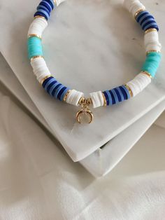 Clay Bracelets Aesthetic, Trendy Summer Bracelets 2023, Surfer Beads Bracelets, Diy Heishi Bead Bracelet Ideas, Perle Heishi Bracelet, Heishi Bracelet Ideas Summer, Bracelet Heishi Diy, Heishi Bracelet Diy, Clay Bracelets Diy