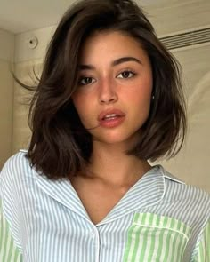 Short Bob Hair Aesthetic, Oval Face With Short Hair, Short Brown Hair Pale Skin, Short Haircut With Side Part, Structured Bob Haircut, Cassandra Cano Short Hair, 90s Supermodel Bob, Bob Hairstyles Square Face, Bob On Thick Hair