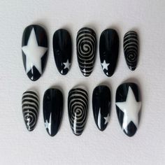 Black Base Nails, Emo Summer Nails, Simple Aesthetic Nail Designs, Black Alt Nails, Whimsy Goth Nails, Cute Grunge Nails, Alt Nails Acrylics, Trendy Black Nail Designs, Gothic Nail Ideas