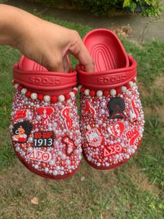 Crocs Custom, Bedazzled Crocs, Croc Ideas, Bedazzled Converse, Rhinestone Converse, Bedazzled Shoes Diy, Bling Crocs, Crocs Ideas, Styling Crocs