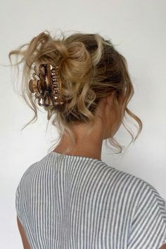 Messy Claw Clip Bun, Messy Bun With Claw Clip, Messy Claw Clip Hairstyles, Updo Claw Clip, Claw Clip Outfit, Claw Clip Messy Bun, Messy Bun Look, Hairstyles Claw Clip, Claw Clip Hair